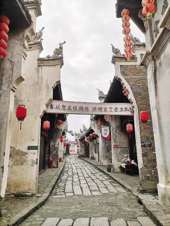 瞿家湾红军街，窄巷两侧为革命旧址建筑