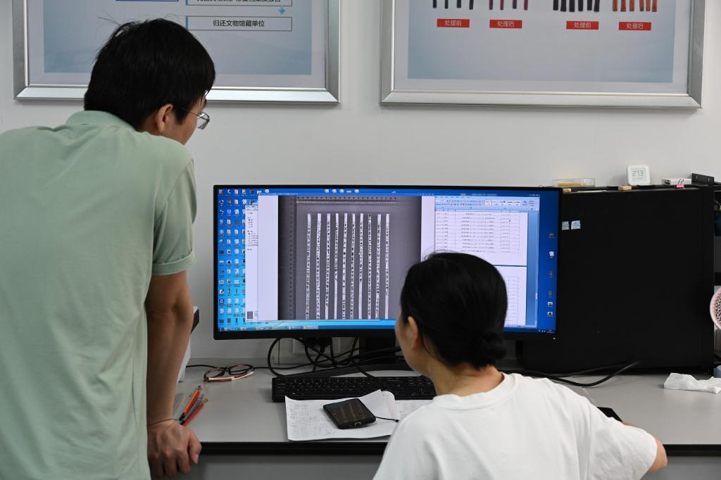 荆州文保中心工作人员在检查红外扫描后的竹简文字