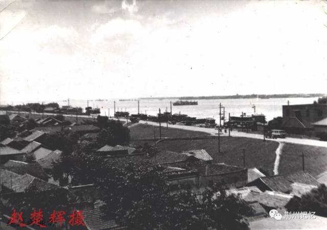 中山路70年代沿江轮渡码头旧景,可见中山路与长江的位置关系