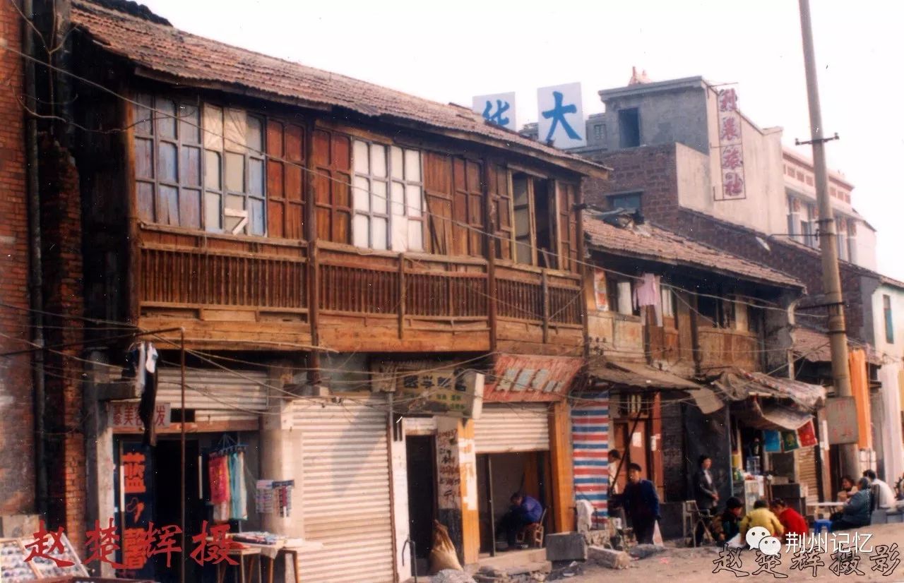 老天宝银楼与老同震银楼建筑立面,可见古典柱式和山花装饰