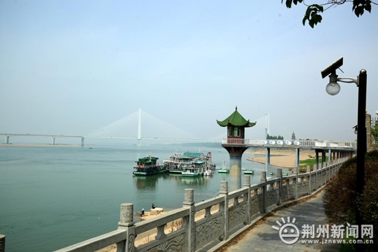 沙市水文站临江自记台,伸入江中的观测亭用于安装自动水位记录设备