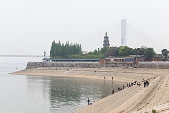 万寿宝塔侧面视角