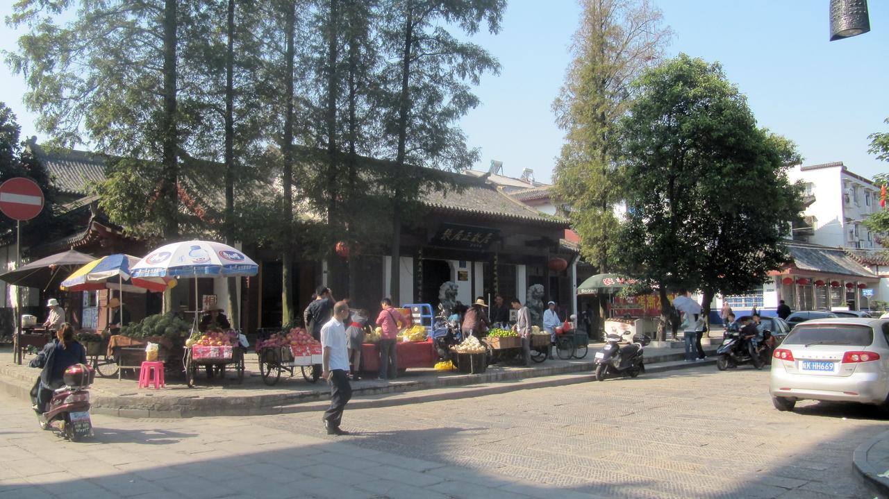 张居正故居入口牌坊与大门