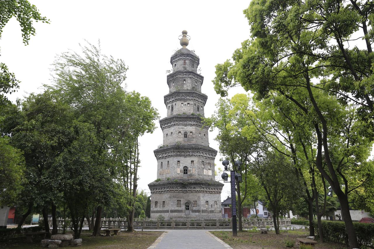 万寿宝塔全景，纪念亭所在的万寿园内