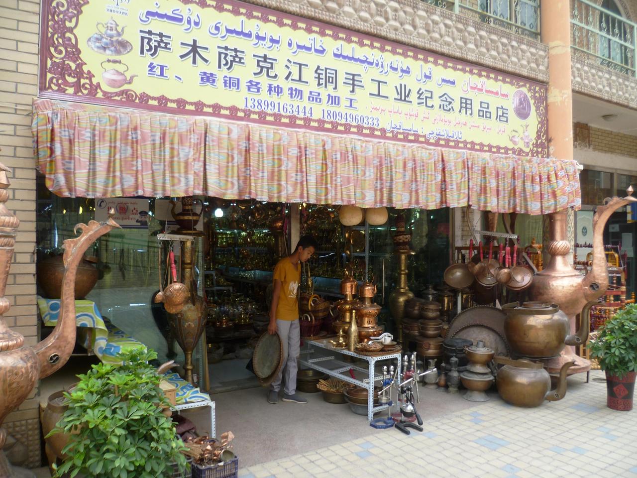 喀什老城典型巷道，可见土黄色抹面外墙和砖石铺地