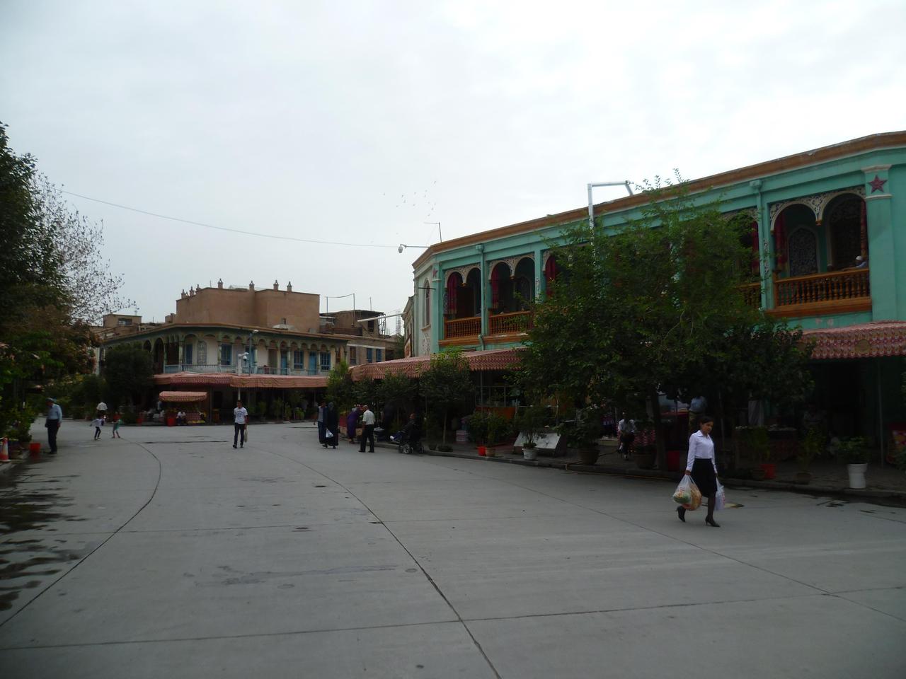 喀什老城市井街景，铜器铺商铺密集排列