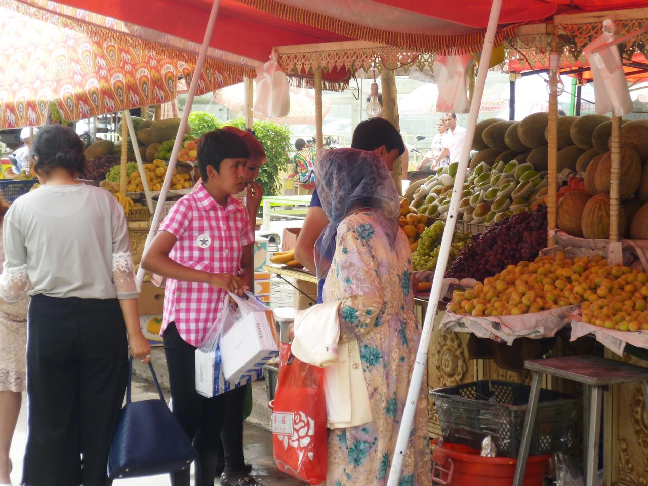 喀什老城街头的市场摊贩