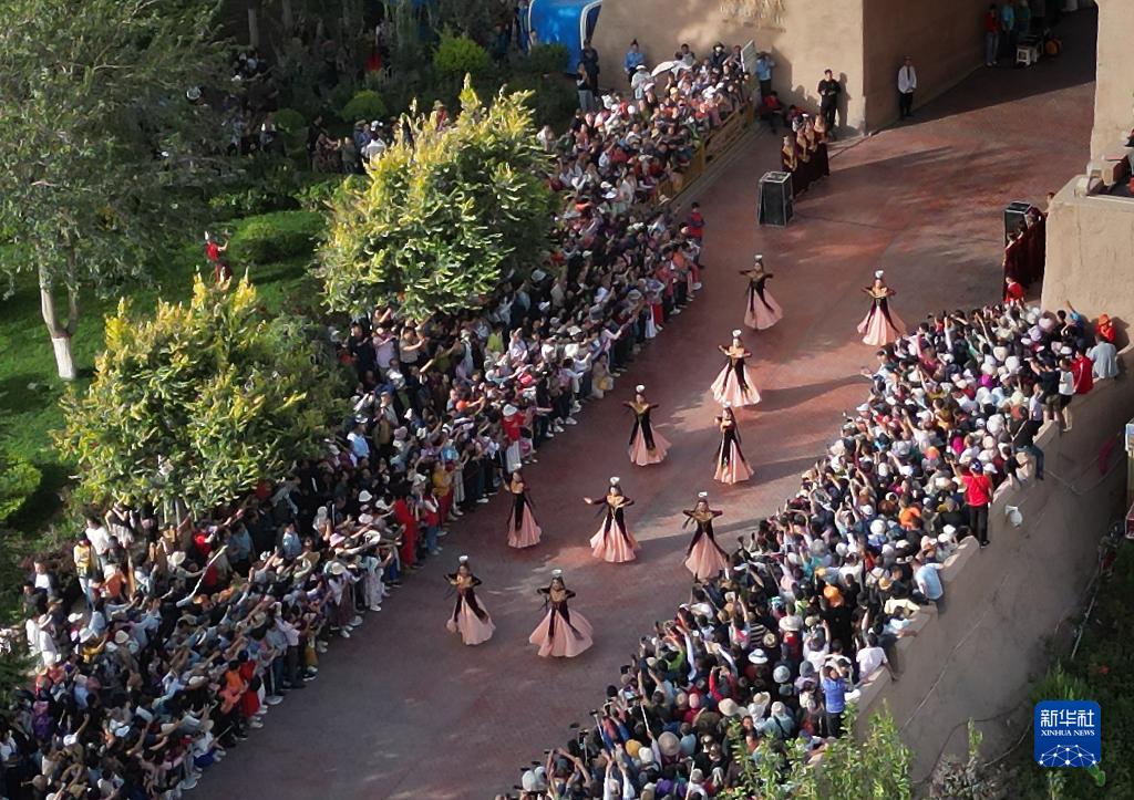 喀什古城开城仪式:东门广场上的舞蹈表演和围栏内的观众