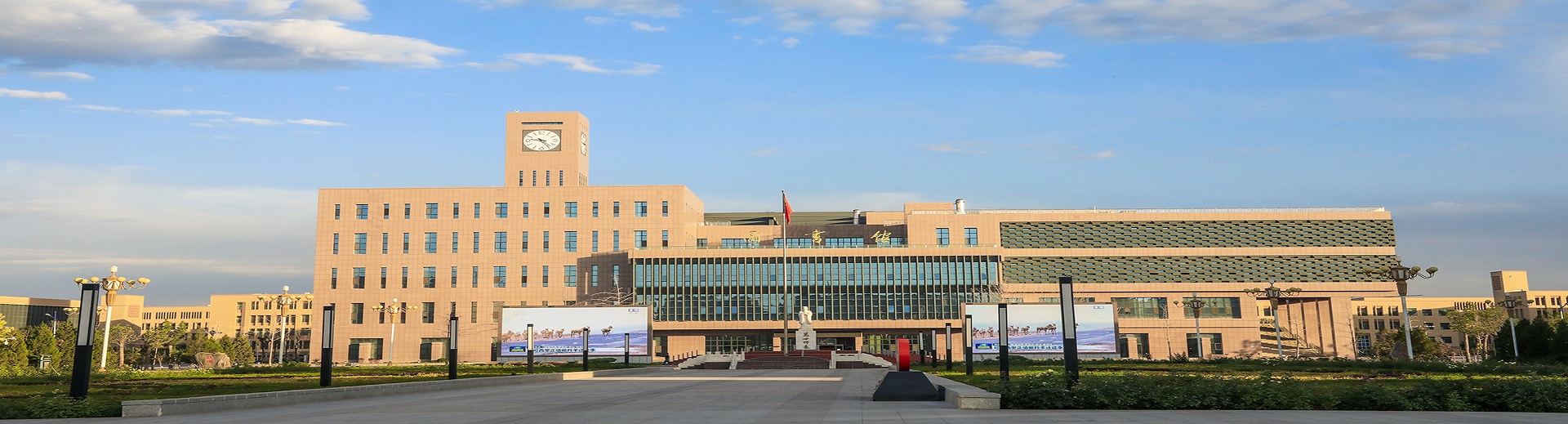 喀什大学新泉校区图书馆与校园广场