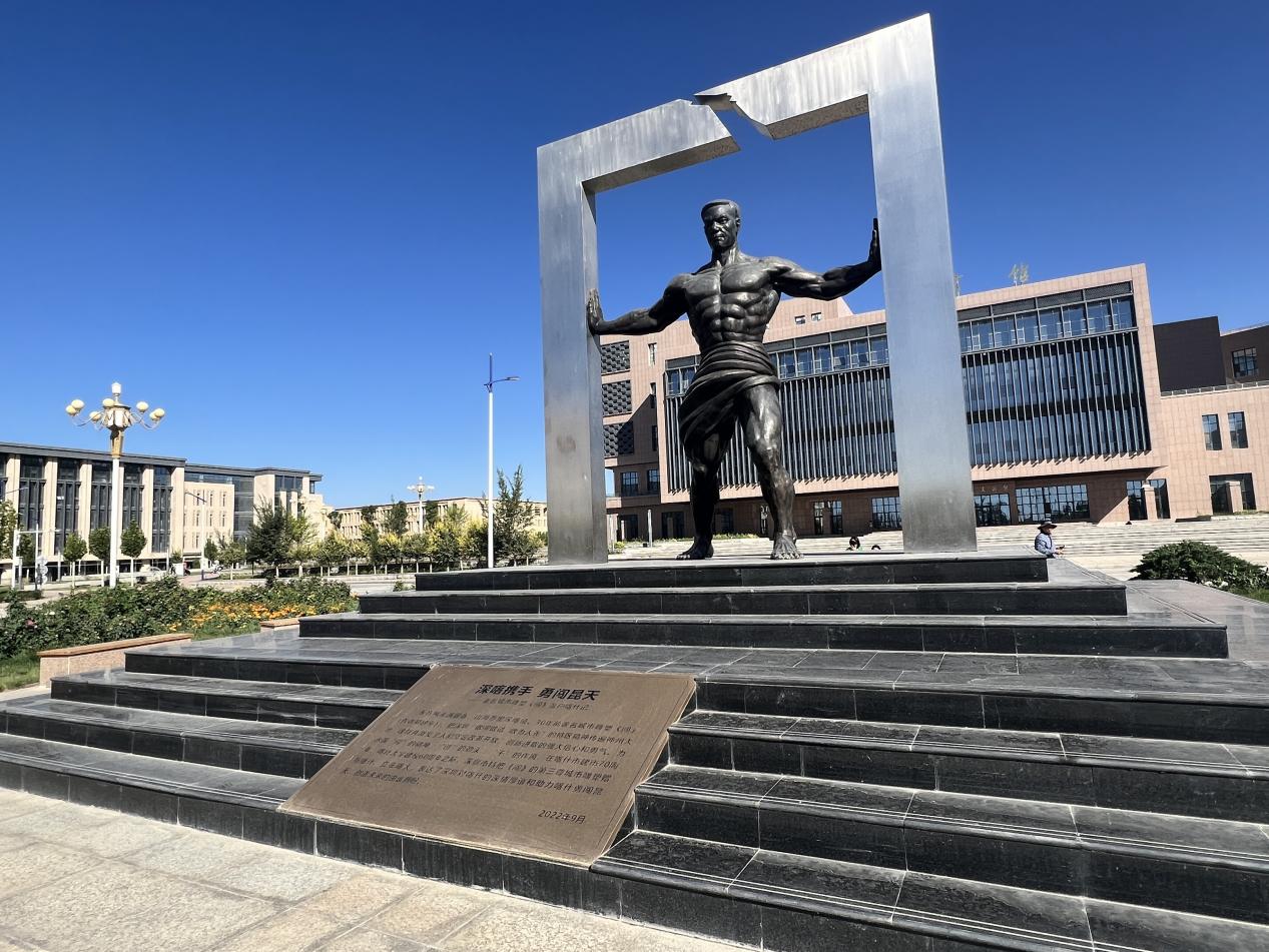 深圳雕塑《闯》立在喀什大学图书馆前