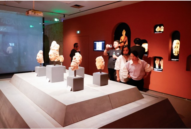 二层展厅展出的文物阵列