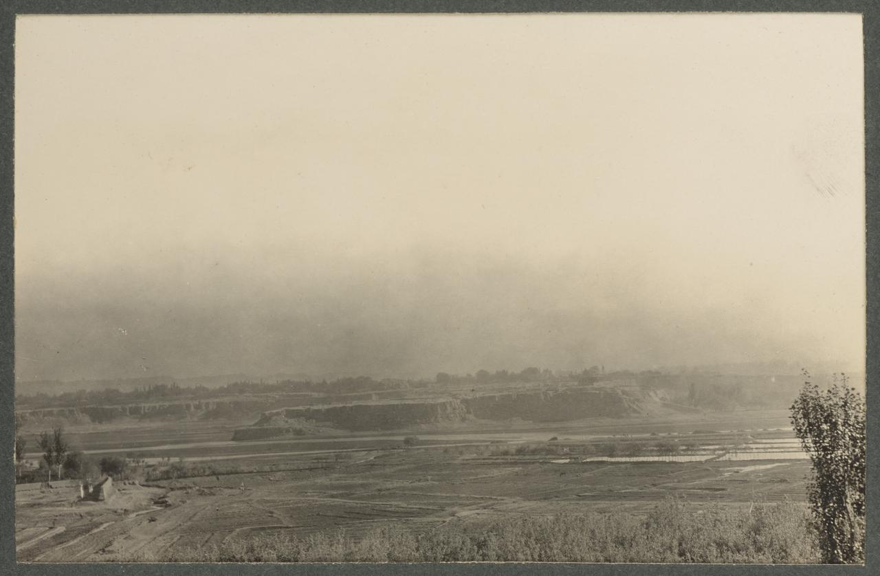 吐曼河历史照片（1915年），从英国领事馆平台向南眺望，可见河流的自然岸线和河谷台地