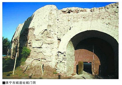 尤木拉克协海尔路上的徕宁城墙残段，黄土夯筑，高约15米