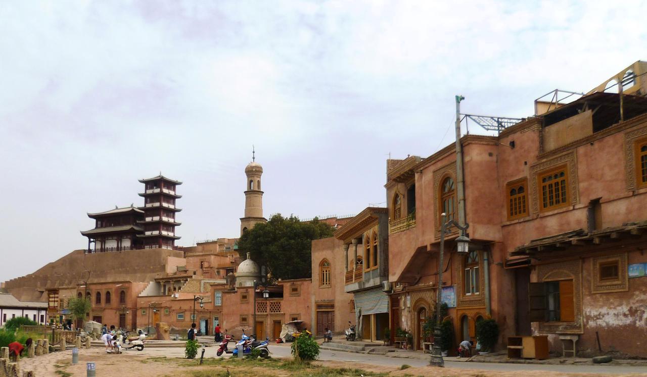 喀什老城中的黄土崖壁与生土建筑群