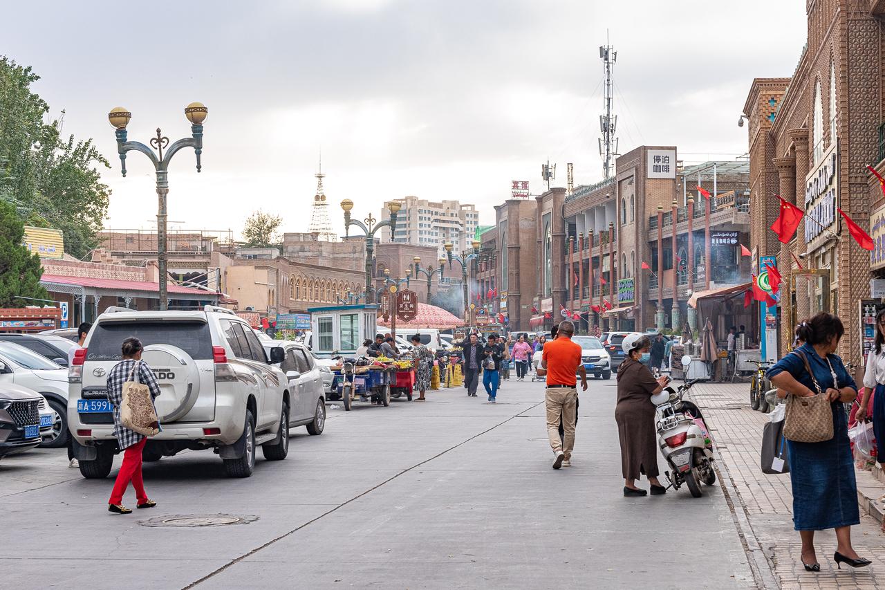 喀什诺尔贝希路街景，可见现代银行办公楼与传统建筑的并置