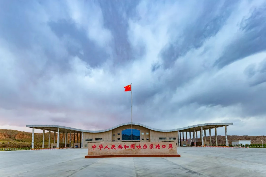 吐尔尕特口岸托帕联检大厅广场