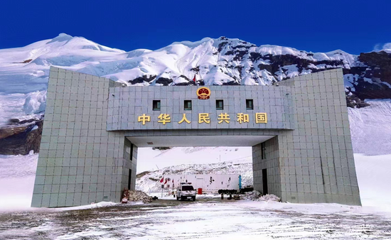 吐尔尕特口岸所在的山口与周边地貌