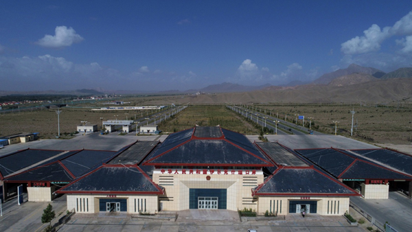 伊尔克什坦口岸中国国门建筑，双旗杆升起中吉两国国旗