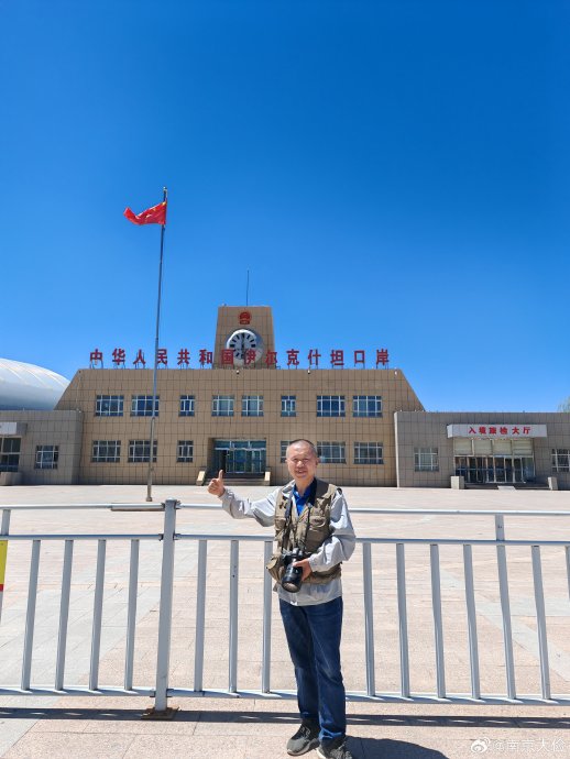 深夜货车排队通过伊尔克什坦口岸，查验区灯火通明