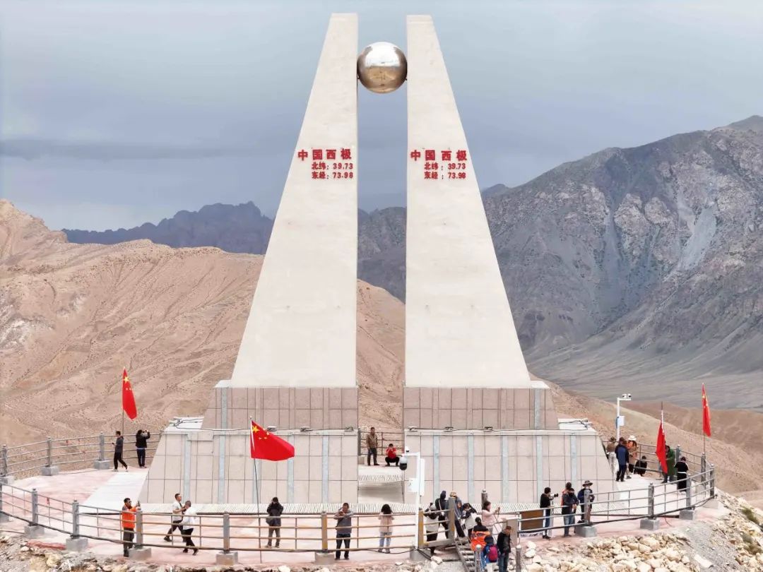 斯姆哈纳村附近的G581国道和西极塔地标
