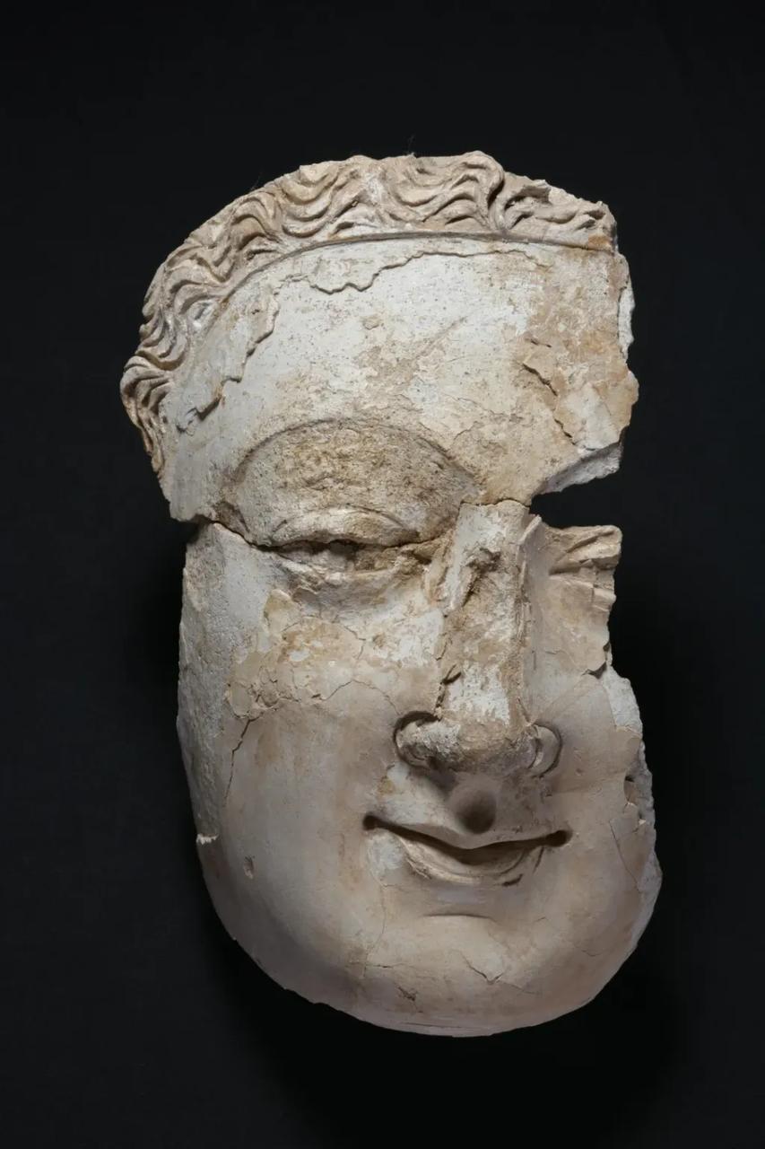 出土石膏佛像残块
