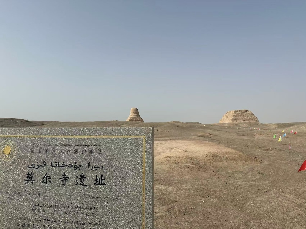 莫尔佛塔遗址全景：两座土塔矗立在戈壁台地上