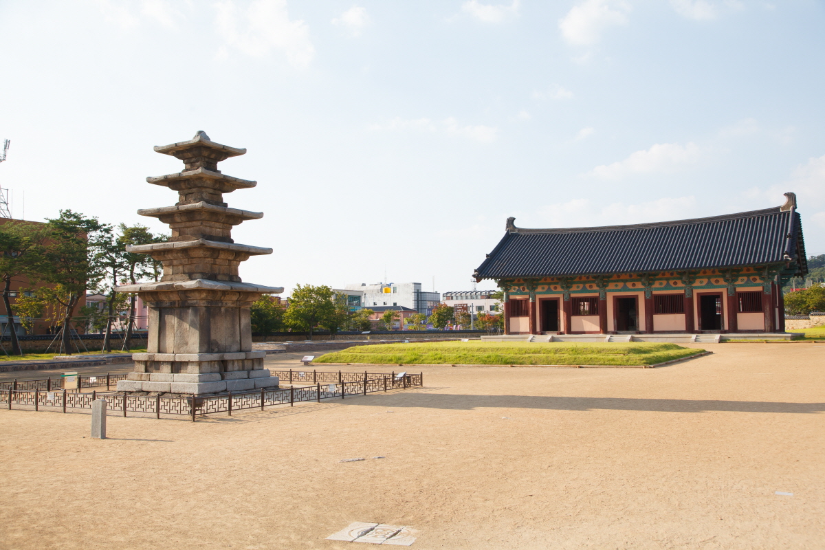 定林寺五层石塔正面，窄基坛和宽薄屋顶石是百济石塔的典型特征
