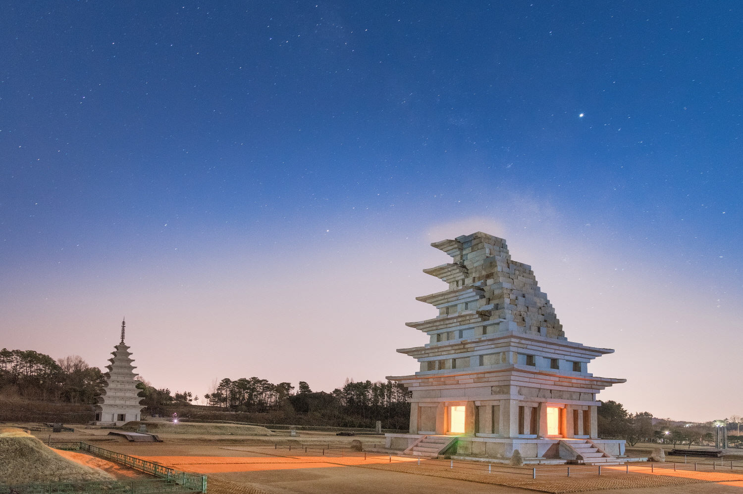 弥勒寺西侧石塔，国宝第11号，韩国最古最大的石塔，夜间灯光照明
