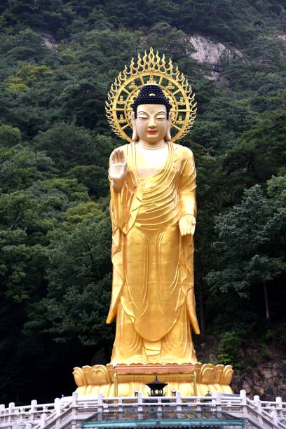 金铜弥勒大佛：33米高的现代青铜造像矗立在捌相殿身后的山脊上