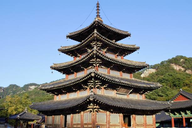 捌相殿正面全景：五层木塔四面开门，坐落在石台基上，后方可见俗离山山脊