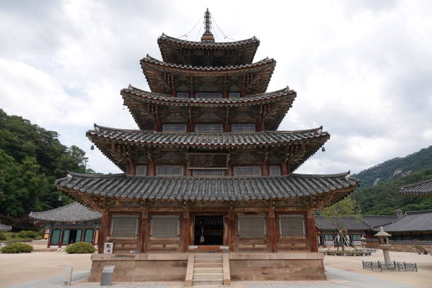 双狮子石灯，国宝第5号：两只石狮用后腿站立托起石灯，建于720年统一新罗时期