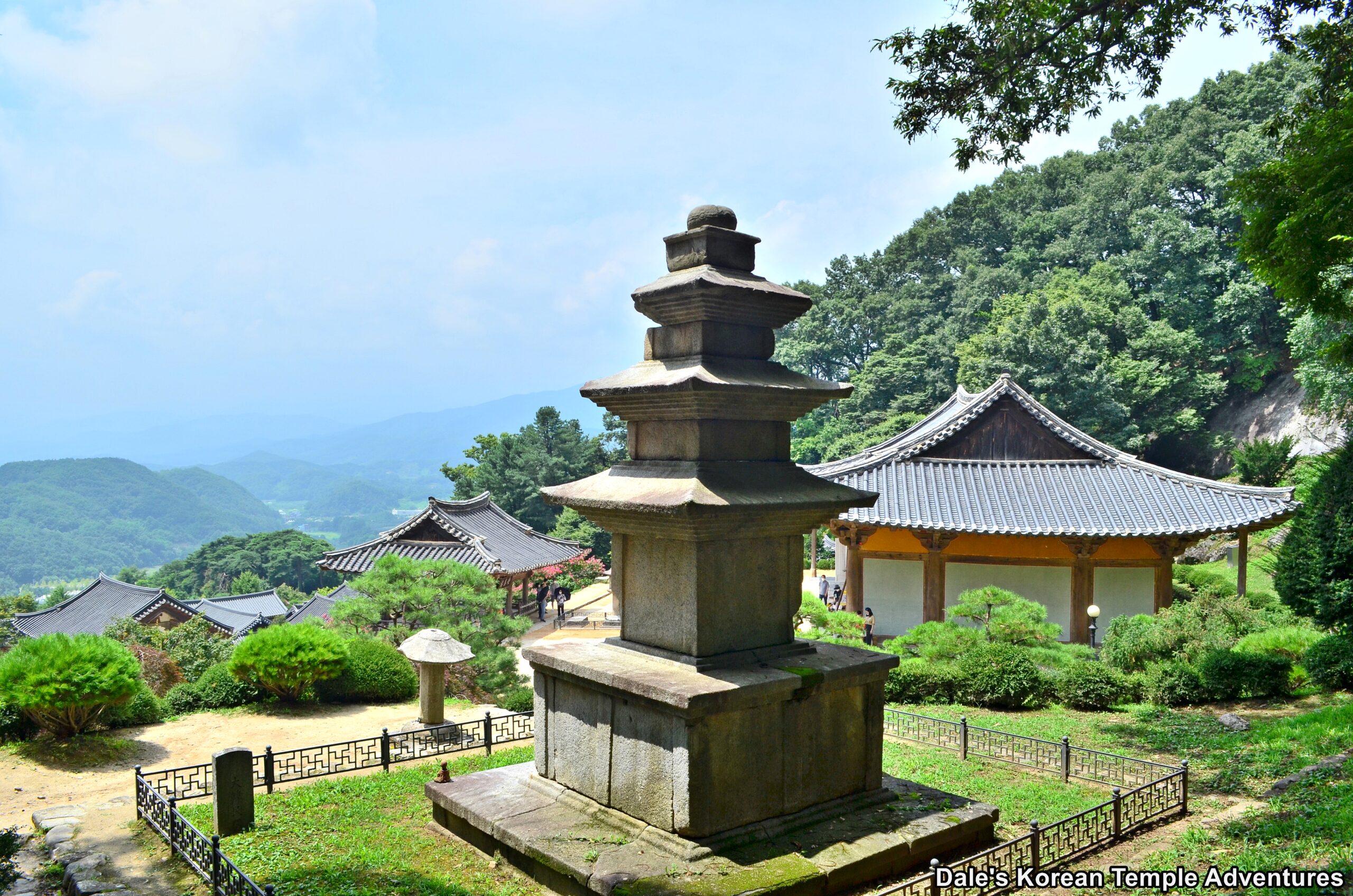 从寺内石塔位置远眺荣州盆地