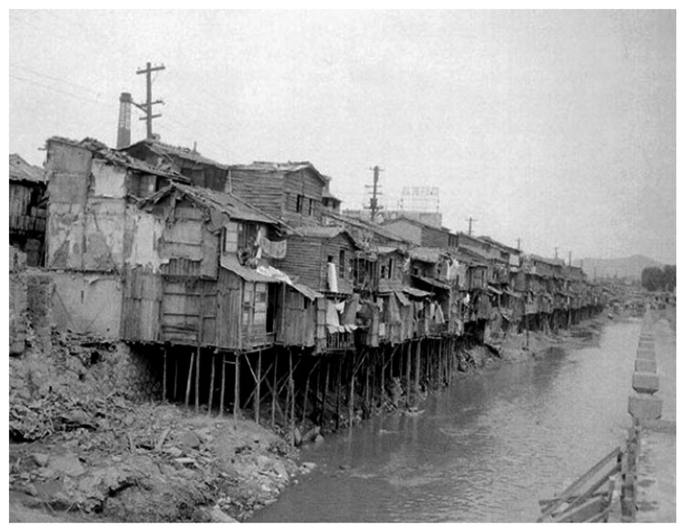 1976 年建成的清溪高架路，2003 年拆除工程开始
