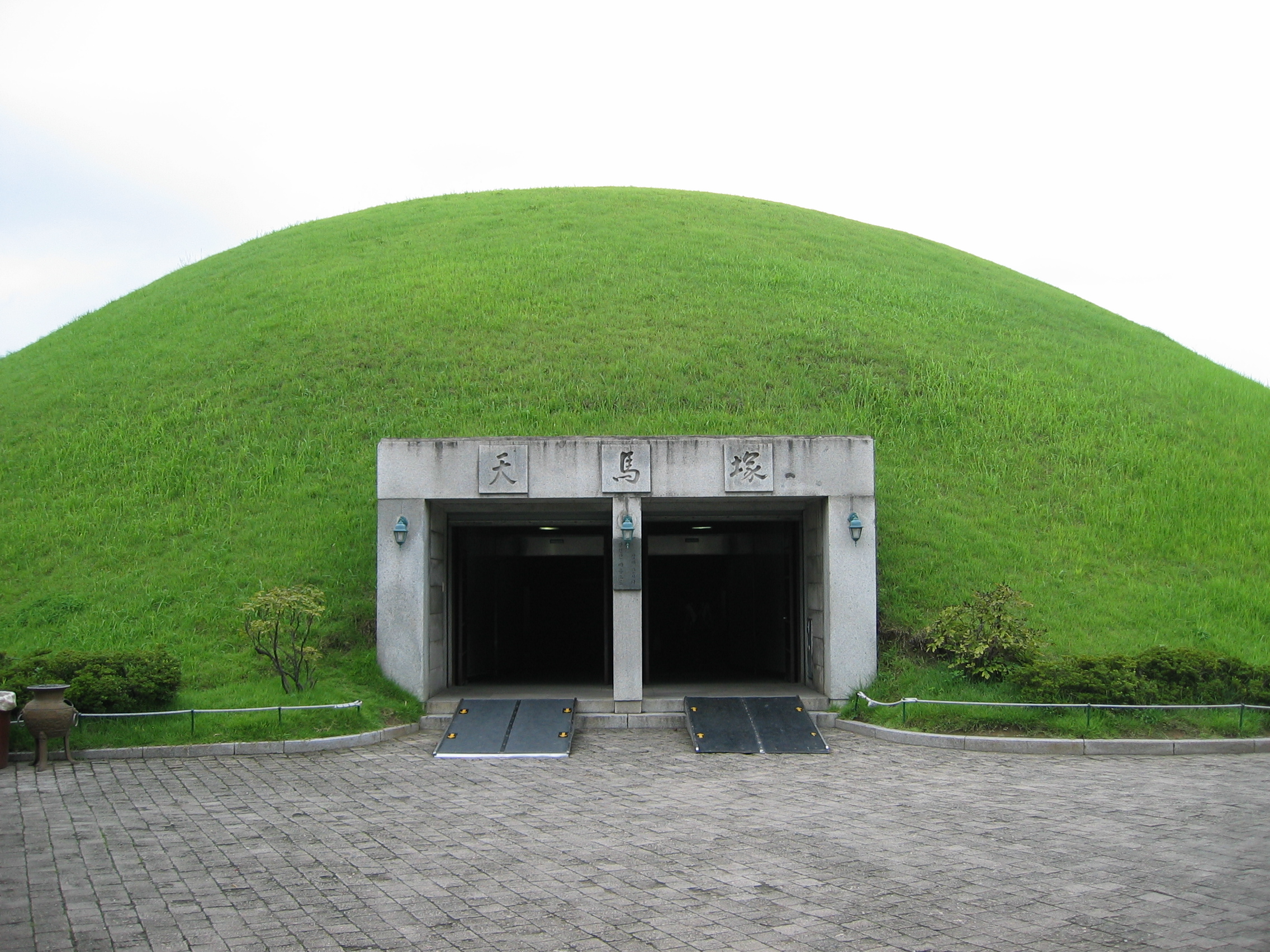 天马冢入口封土侧面，石结构门洞带坡道通向墓室内部