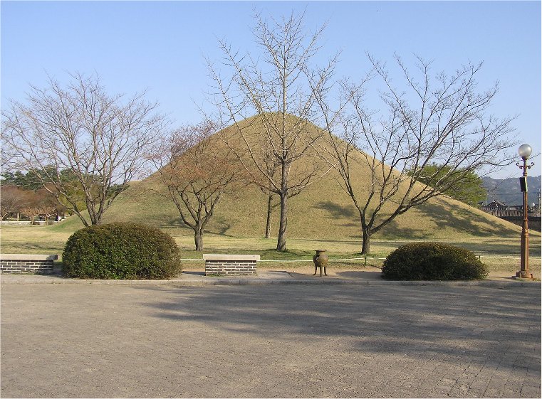 天马冢内部木椁墓室剖面复原，木制棺室与周围堆石清晰可见