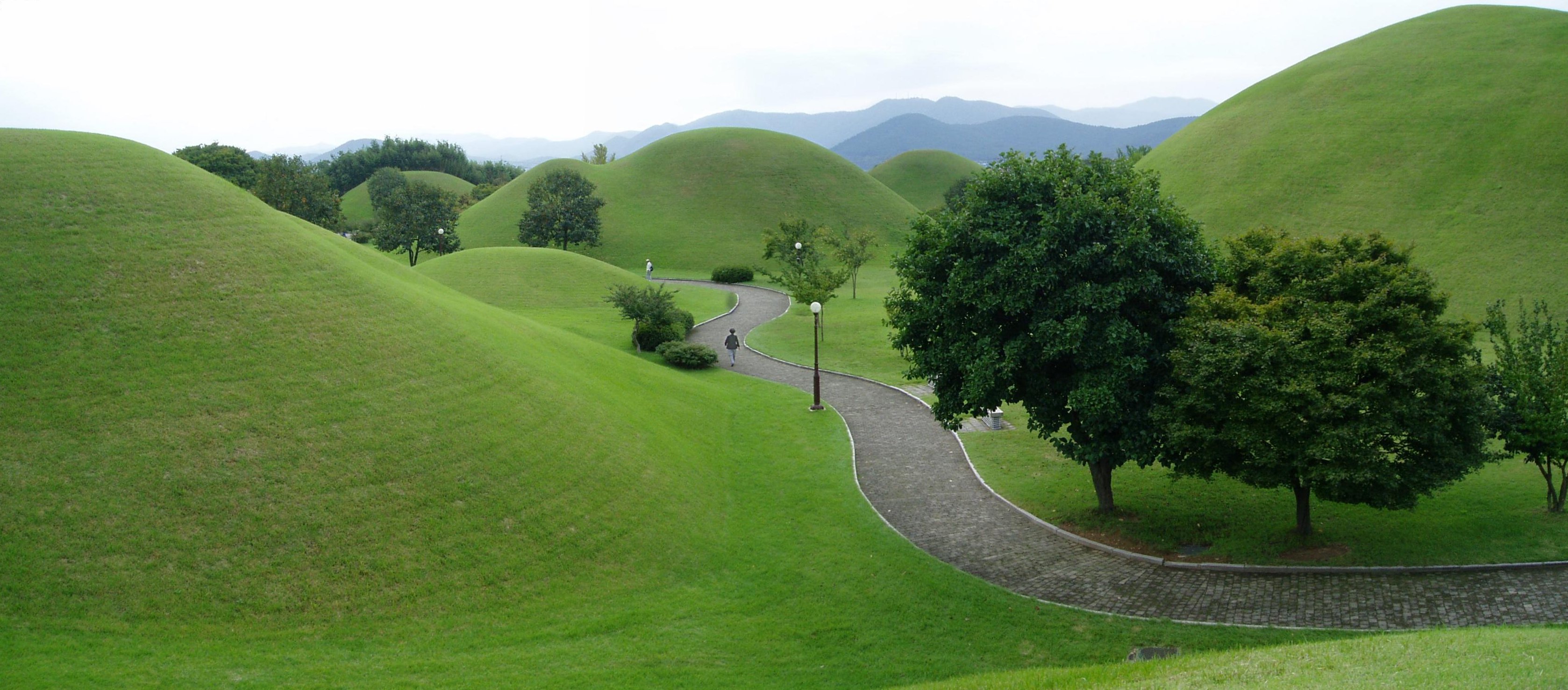 大陵苑公园封土群全景，多座半球形绿色封土散布在步道两侧