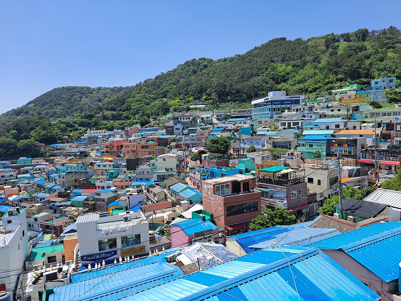 小王子雕像观景台上的游客和远处的彩色山坡