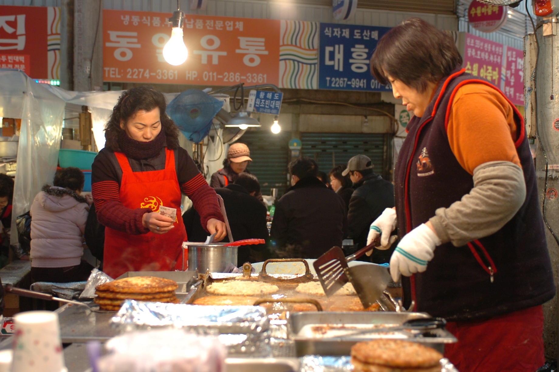 图：摊贩现煎绿豆煎饼，广藏最具代表性的食物