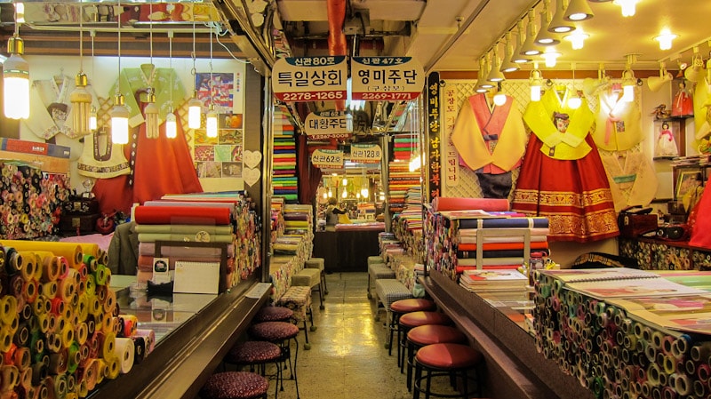 图：广藏市场二楼布匹和韩服店铺