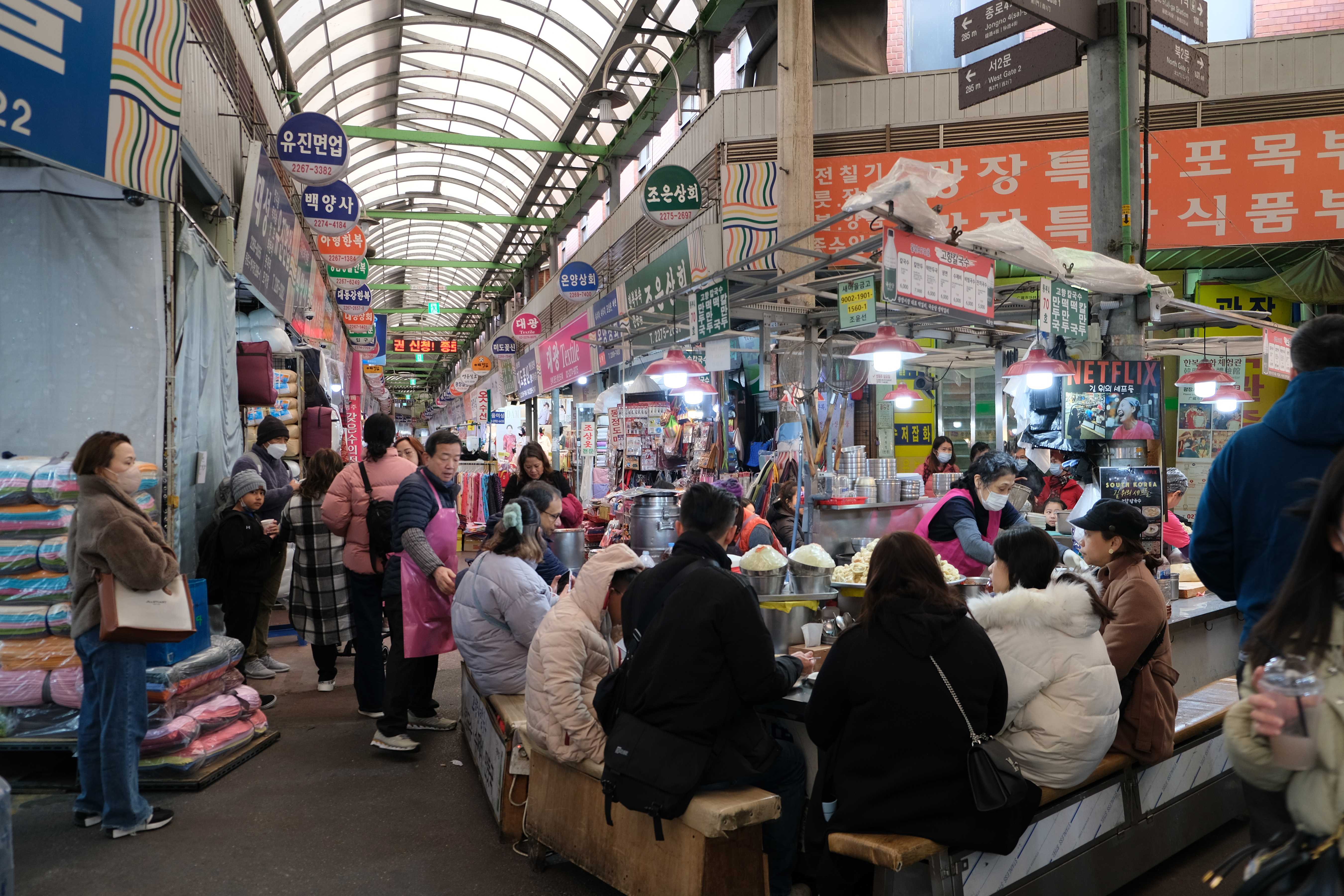 图：广藏市场一楼食物区场景，各国国旗悬挂在摊位上方的铁架上