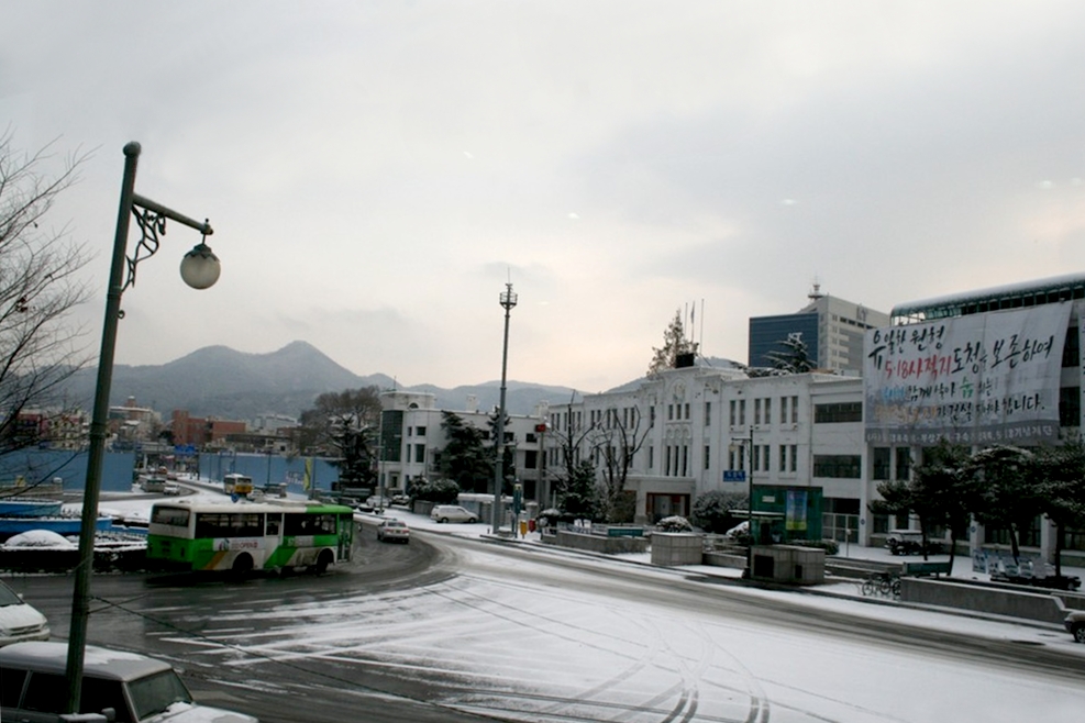 旧全南道厅正立面，灰色水泥五层西式建筑
