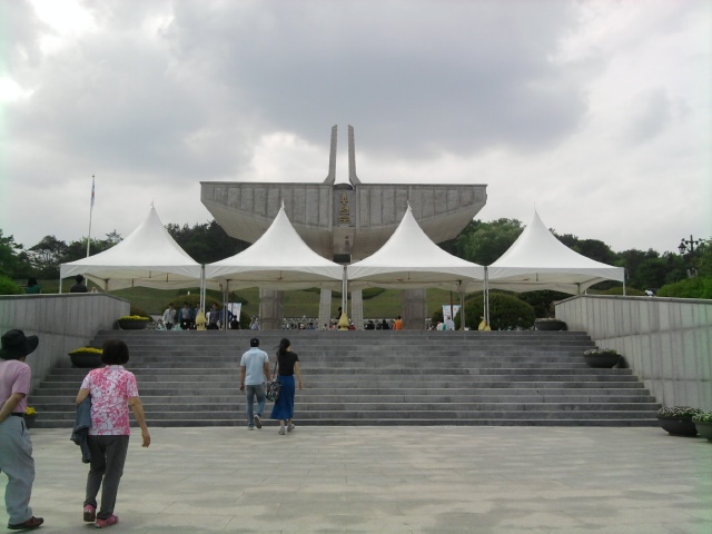 国立 5·18 民主墓地入口方向，Gate of Memorial 碑门通向远处的追悼塔和纪念区域