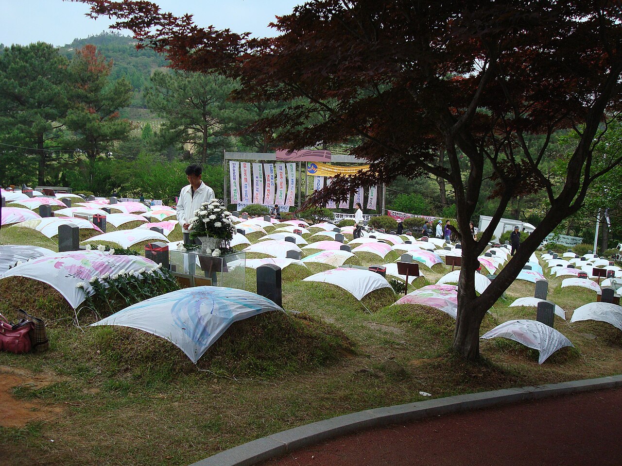 Mangwol-dong 旧墓地的朴素入口场景，最初埋葬遇难者的地方