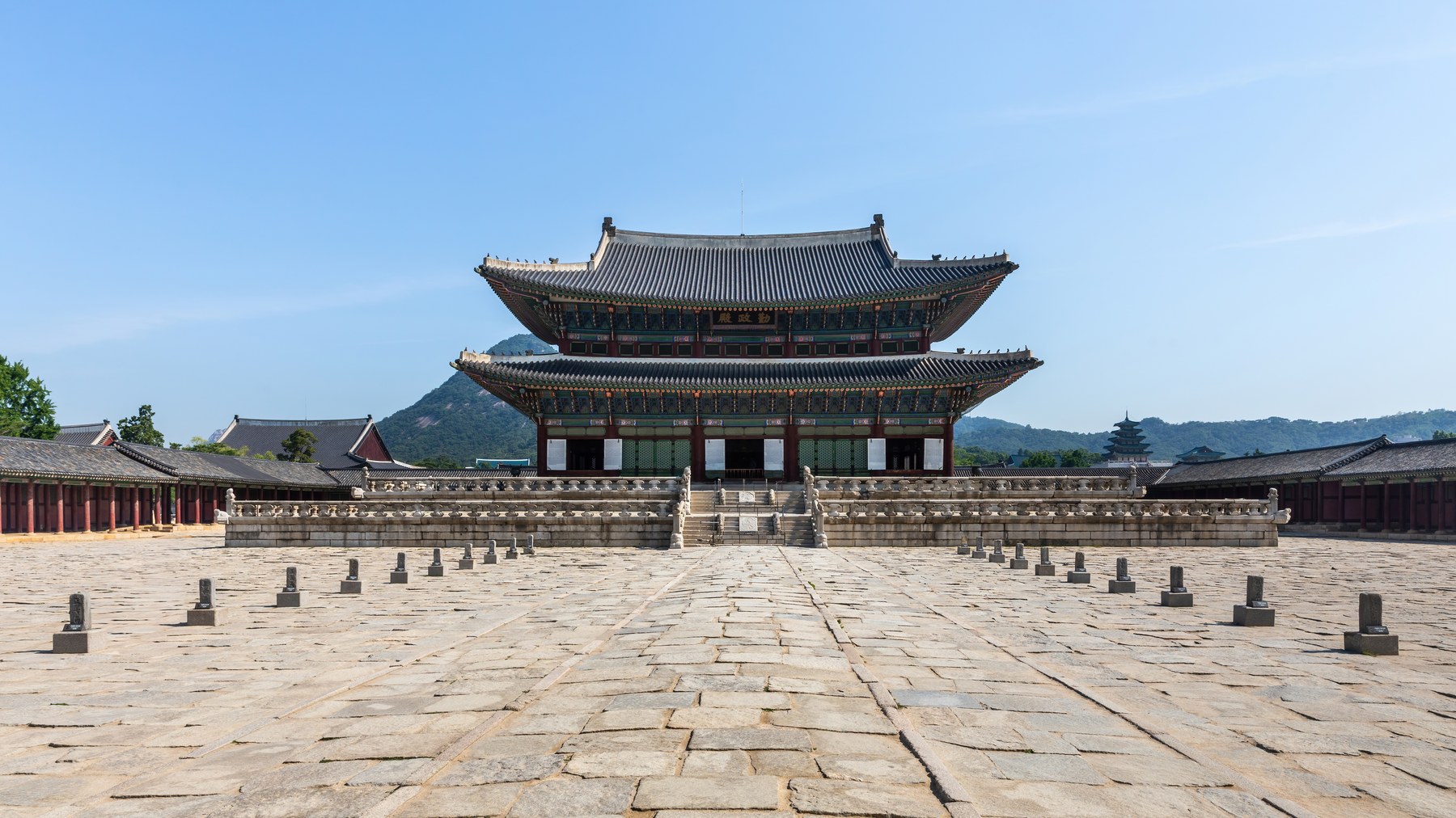 勤政殿正面全景，双层台基上的重檐歇山顶建筑，前方是铺石广场
