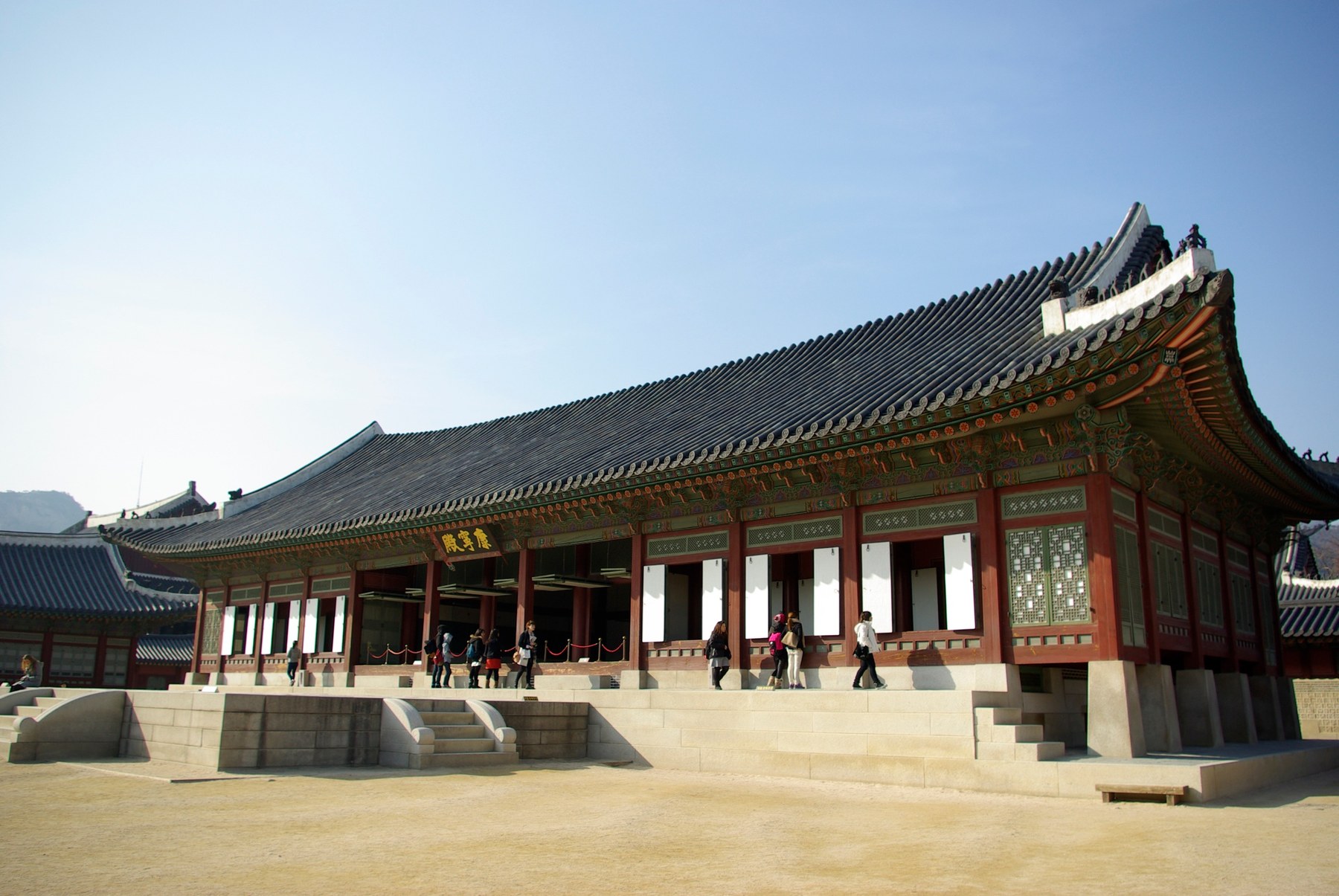 景福宫后院的复原建筑和新木结构