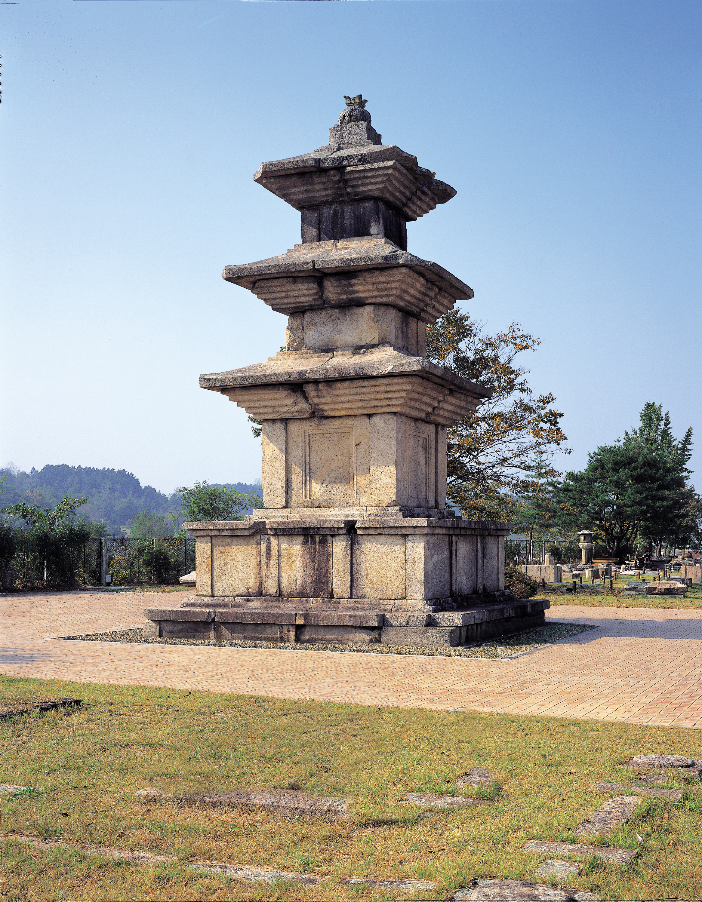 户外庭院中的高仙寺三層石塔
