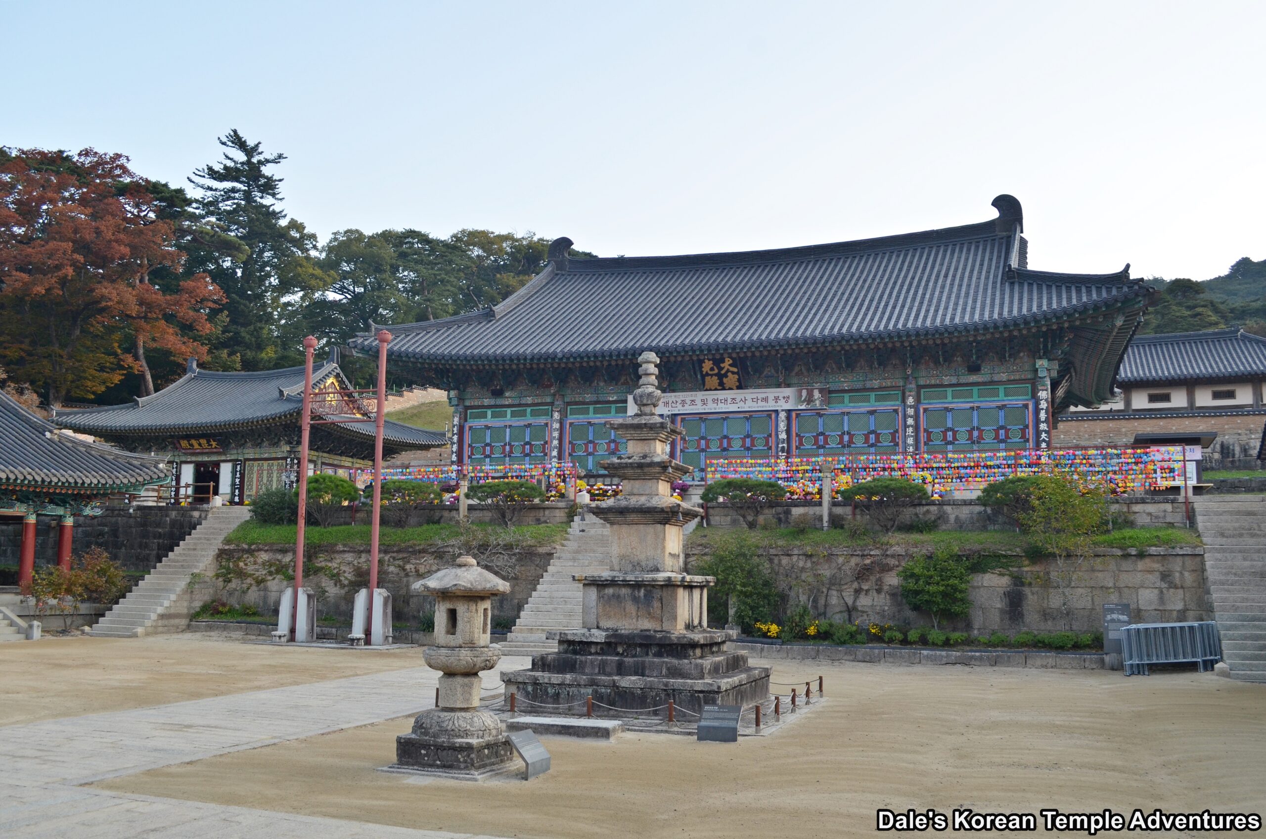 海印寺大寂光殿，寺院的主佛殿，位于藏经板殿所在台地之下