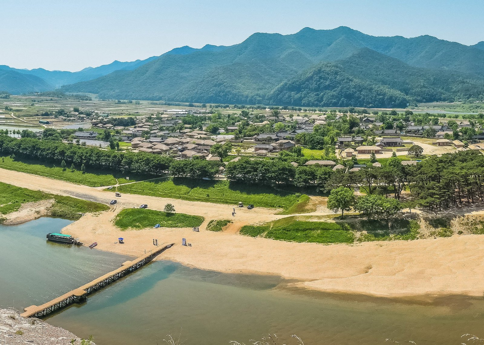 从芙蓉台俯瞰河回村，洛东江以 S 形弯曲环抱村落，远处是农田和山峦