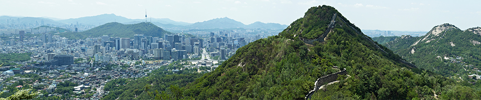 北岳山顶向南眺望，景福宫在正前方，首尔盆地和汉江在更远处