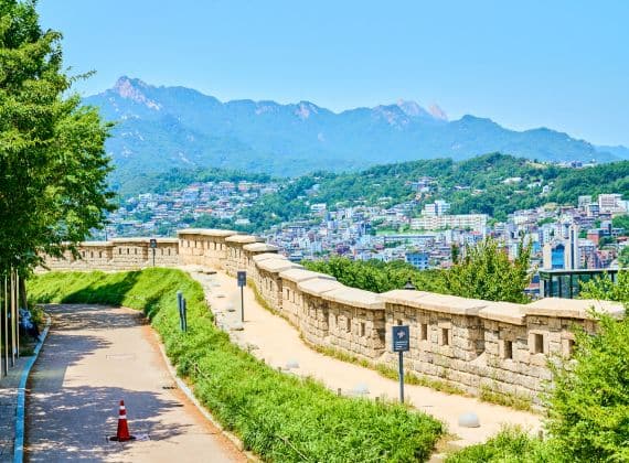 肃靖门石拱门及木构门楼，身后为北岳山脊线